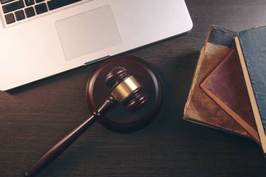 Kitap ve kahverengi zemin üzerindeki ölçekleri ile tokmak