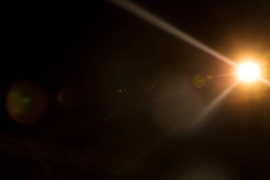 Siyahta soyut Doğal Güneş parlaması