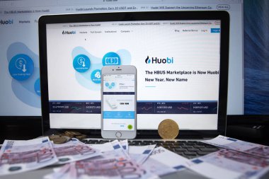 Tula, Rusya - 27 Ocak 2019: bitcoins, dolar ve Huobi logosu ekran smartphone. Huobi - en büyük cryptocurrency Borsası'nda