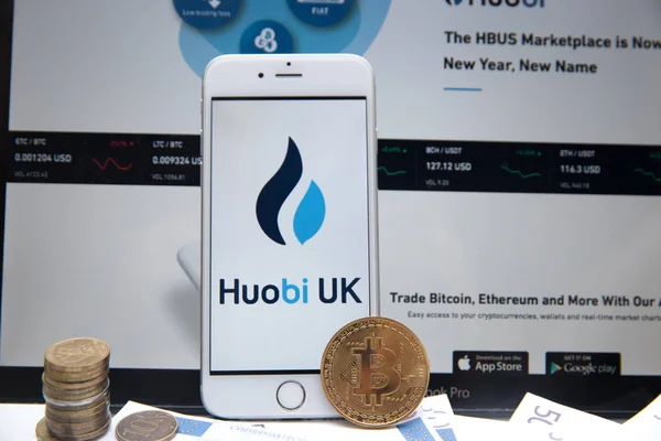 Tula, Rusko - 27. ledna 2019: bitcoins, dolary a Huobi logo na obrazovku smartphone. Huobi - jeden z největších kryptoměn výměny na — Stock fotografie