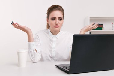 Dizüstü bilgisayarda çalışan genç çekici kadın modern ofis masasında sürekli baş ağrısı hakkında stres, kronik ağrı giderici bir migren vererek gürültülü gürültülü office unut, yatıştırmaya yardımcı olmak için Tapınağı Masaj