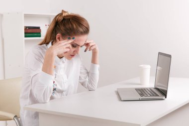 Having baş ağrısı iş kavramı Stressedbusinesswoman, sinir bozucu baş döndürücü Çinli kadın Tapınağı dokunmadan ağrıyan kafa veya Office kronik yorgunluk yorgun