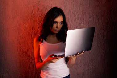 üzgün ve korkmuş kadın genç bilgisayar dizüstü cyberbullying ve online umutsuz ve siber zorbalık içinde aşağılanmış hissediyorum varlık taciz acı ile