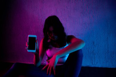üzgün ve korkmuş kadın genç bilgisayar dizüstü cyberbullying ve çevrimiçi varlık taciz acı ile stalker ya da umutsuz ve siber zorbalık içinde aşağılanmış hissediyor dedikodu tarafından istismar