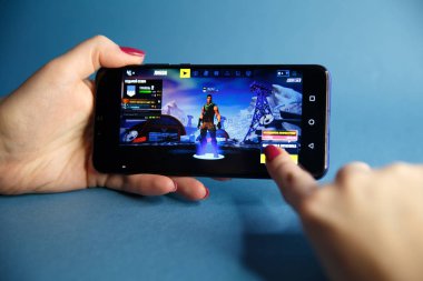 Tula, Rusya Federasyonu - 27 Ocak 2019 - Fortnite video oyunu ekran karakter ve konsol denetleyicisi ile. İki hafta Battle Royale online oyun Epic tarafından
