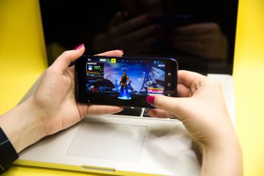 Tula, Rusya Federasyonu - 27 Ocak 2019 - Fortnite video oyunu ekran karakter ve konsol denetleyicisi ile. İki hafta Battle Royale online oyun Epic tarafından