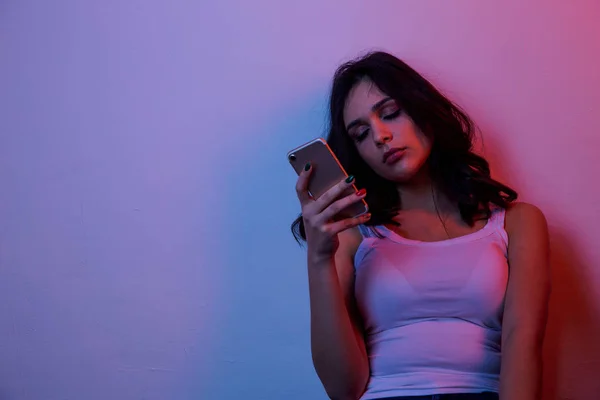 Chica excesivamente sentado en el teléfono en casa. él es una víctima de acoso en línea acosador redes sociales — Foto de Stock