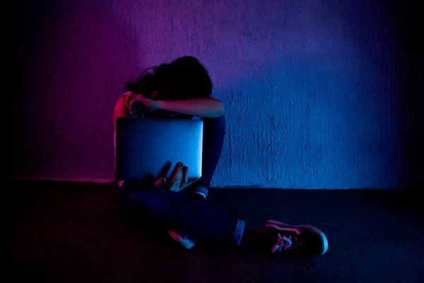 Traurige und verängstigte Teenager mit Computer-Laptop, die unter Cybermobbing und Belästigung durch Stalker oder Klatsch leiden, die sich im Cybermobbing verzweifelt und gedemütigt fühlen — Stockfoto
