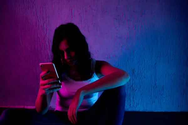 Triste e spaventata adolescente con computer portatile che soffre di cyberbullismo e molestie essere abusato online da stalker o pettegolezzi sentirsi disperati e umiliati nel cyber bullismo — Foto Stock
