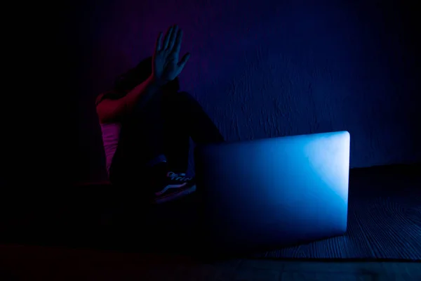 Triste e assustado adolescente com computador laptop sofrendo cyberbullying e assédio sendo abusado on-line por perseguidor ou fofoca sentindo desesperado e humilhado no cyber bullying — Fotografia de Stock