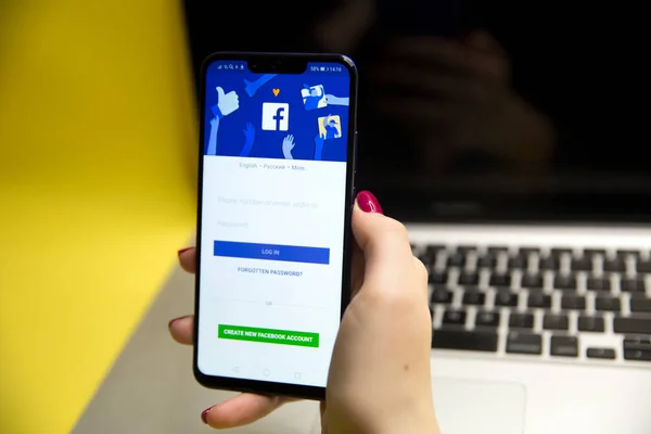 Tula, Rusia - JANUARY 29, 2019: Logo aplikasi media sosial Facebook pada log-in, pendaftaran halaman pada layar aplikasi seluler pada perangkat pintar iPhone pada orang bisnis tangan di tempat kerja — Stok Foto