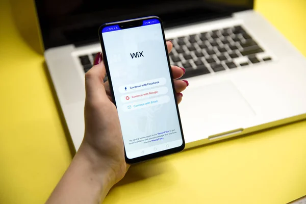 Tula, Rusia - JANUARY 29, 2019: 09, 2018: Situs web Wix ditampilkan pada smartphone — Stok Foto