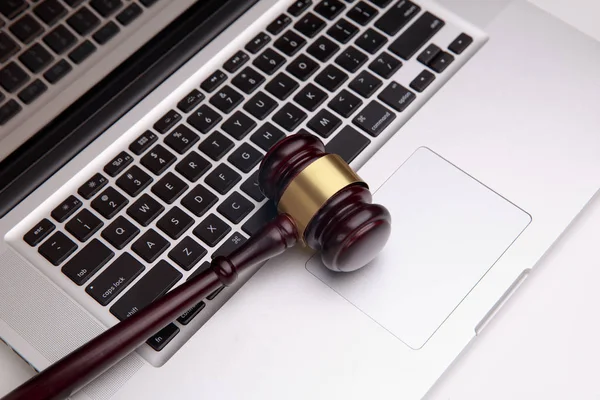 Gawel lei de madeira no teclado laptop, julgamento — Fotografia de Stock