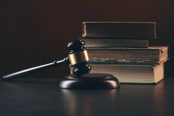 裁判官小槌と木製のテーブル、正義と法の法的本 — ストック写真