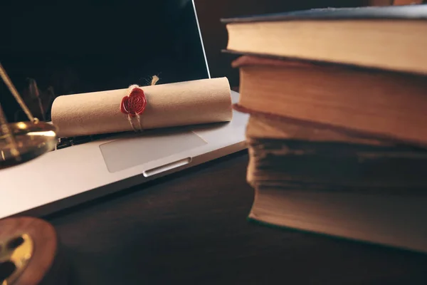 Livro pilha e computador portátil no local de trabalho na sala da biblioteca com fundo estante borrada, conceito de educação — Fotografia de Stock