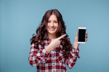 Mutlu kız yeni telefon izole gösterilen gülümseyen.