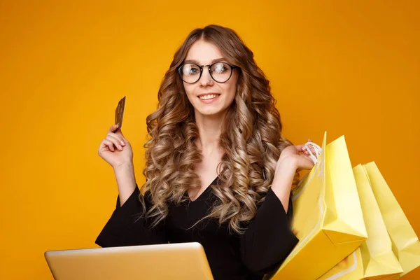 Fotografie usměvavé elegantní mladá žena pomocí poznámkového bloku pro online nakupování — Stock fotografie