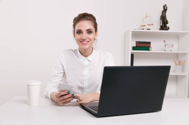 Office onu laptop çalışma kız gülümseyerek başarılı