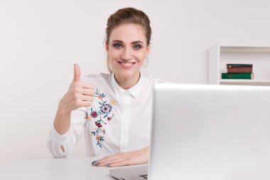 Proje Danışma beyaz arka planda çalışan ve başparmak gösteren gülümseyen ve olumlu mutlu Afro-Amerikan olan kadın güzel yüzünü, dizüstü bilgisayar kullanarak