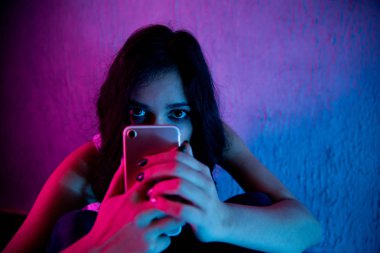 üzgün ve korkmuş kadın genç bilgisayar dizüstü cyberbullying ve çevrimiçi varlık taciz acı ile stalker ya da umutsuz ve siber zorbalık içinde aşağılanmış hissediyor dedikodu tarafından istismar