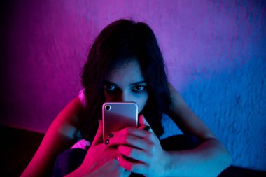 üzgün ve korkmuş kadın genç bilgisayar dizüstü cyberbullying ve çevrimiçi varlık taciz acı ile stalker ya da umutsuz ve siber zorbalık içinde aşağılanmış hissediyor dedikodu tarafından istismar