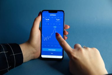 Tula, Rusya - 29 Ocak 2019: Coinbase - Bitcoin satın almak ve daha güvenli cüzdan mobil app üstünde belgili tanımlık göstermek
