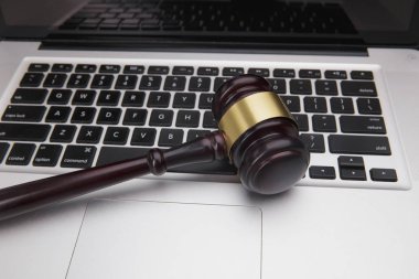 Laptop klavye üzerinde tahta tokmak. açık artırma, online, hukuk, teknoloji, adalet