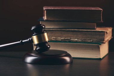 Yargıç tokmak ve yasal bir kitap üzerinde ahşap masa, adalet ve hukuk