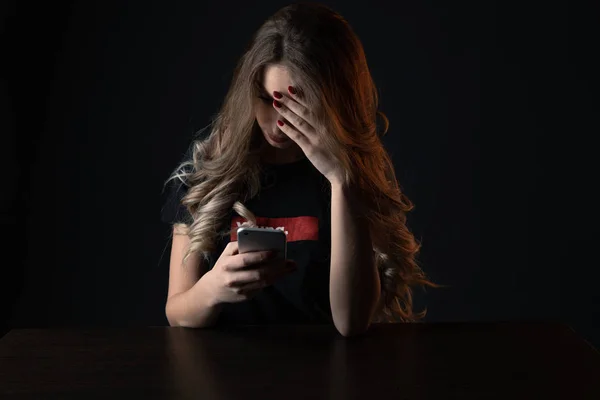 Κοντινό πλάνο εικόνα απογοητευμένοι κορίτσι, νεαρή γυναίκα να είναι θύμα εκφοβισμού σε απευθείας σύνδεση — Φωτογραφία Αρχείου