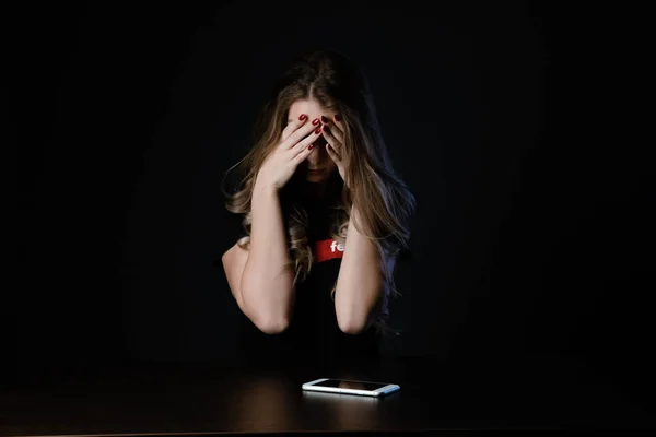 Mujer con la cara sorprendida negativa mirando algo en el teléfono inteligente. Adolescente triste con teléfono móvil, asustado de amenazar , — Foto de Stock