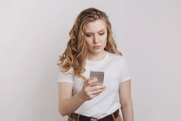 Ritratto di ragazza frustrata con il suo telefono. Problemi con il cellulare . — Foto Stock