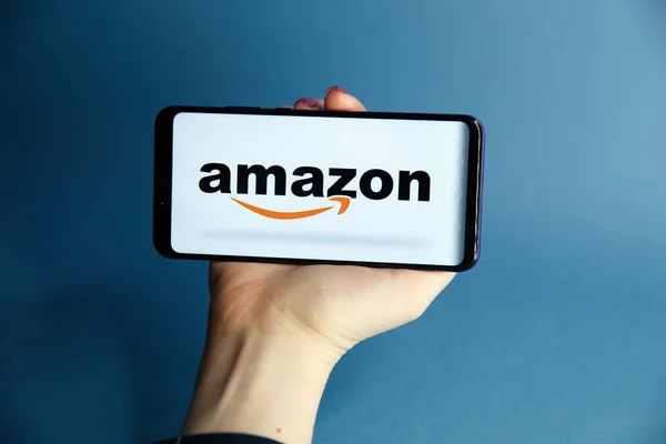 Tula, Russia - JANUARY 29, 2019: menampilkan aplikasi Amazon. Amazon.com, Inc. adalah sebuah perusahaan perdagangan elektronik internasional Amerika Serikat. Ini adalah pengecer online terbesar di dunia. Situs — Stok Foto