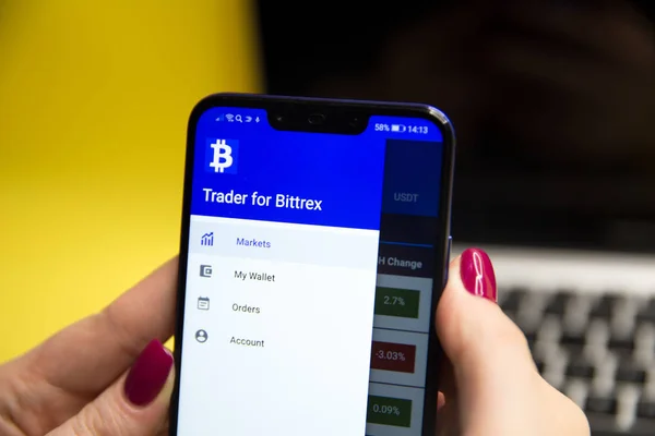 Situs web pertukaran cryptocurrency Bittrex ditampilkan pada smartphone dan tumpukan koin — Stok Foto