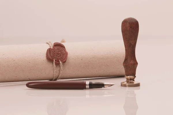 Caneta-tinteiro e selo de cera notarial velho em — Fotografia de Stock