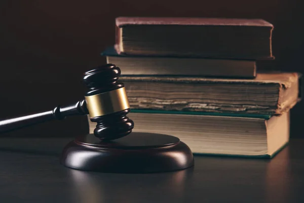 裁判官小槌と木製のテーブル、正義と法の法的本 — ストック写真