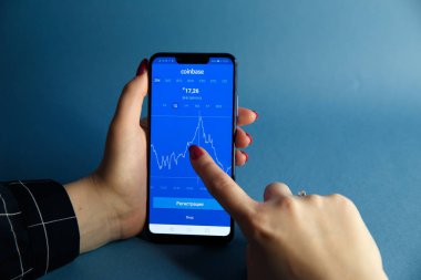 Tula, Rusya - 29 Ocak 2019: Coinbase - Bitcoin satın almak ve daha güvenli cüzdan mobil app üstünde belgili tanımlık göstermek