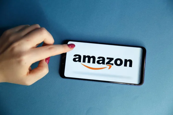 Tula, Russia - JANUARY 29, 2019: menampilkan aplikasi Amazon. Amazon.com, Inc. adalah sebuah perusahaan perdagangan elektronik internasional Amerika Serikat. Ini adalah pengecer online terbesar di dunia. Situs — Stok Foto