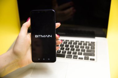 Tula, Rusya - 29 Ocak 2019: Bitmain cryptocurrency Kripto araştırma app-e doğru benim Bitcoin Ethereum Litecoin ve