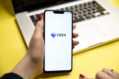 Tula, Rusya - 28 Ağustos 2018: modern üzerinde görüntülenen Okex logosu