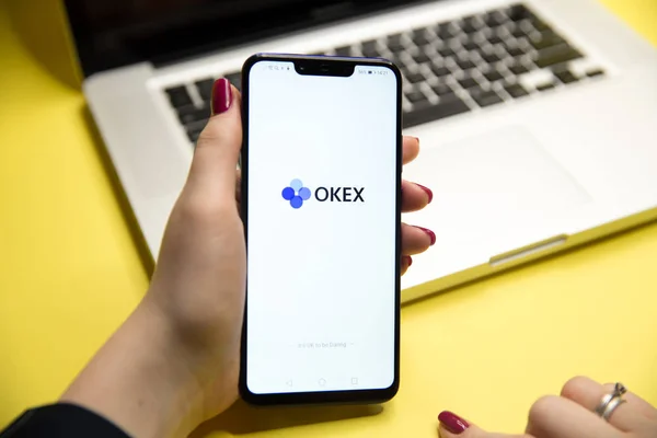 Tula, Ryssland - 28 augusti 2018: Okex logotyp visas på en modern — Stockfoto