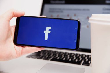 Tula, Rusya - 18 Şubat 2019: Facebook sosyal medya app logo kütük-içinde kayıt kayıt sayfası iş kişi elinde iphone akıllı cihazlarda mobil app ekranda