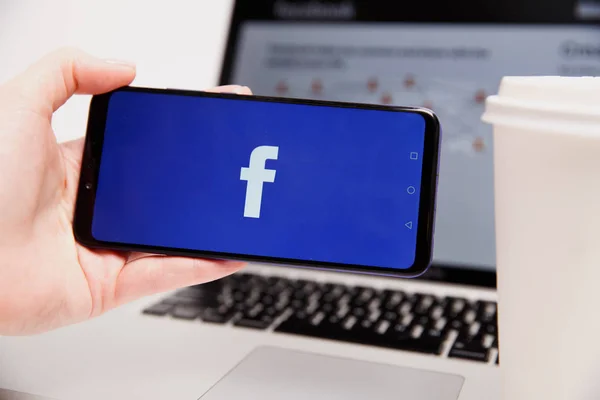 Tula, Rússia - 18 de fevereiro de 2019: Facebook logotipo do aplicativo de mídia social no log-in, página de inscrição na tela do aplicativo móvel em dispositivos inteligentes iPhone em pessoas de negócios — Fotografia de Stock