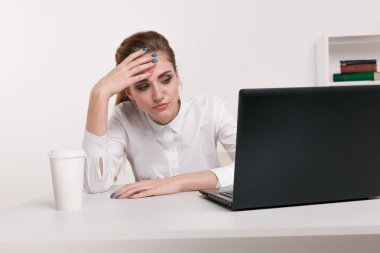 Dizüstü bilgisayarda çalışan genç çekici kadın modern ofis masasında sürekli baş ağrısı hakkında stres, kronik ağrı giderici bir migren vererek gürültülü gürültülü office unut, yatıştırmaya yardımcı olmak için Tapınağı Masaj