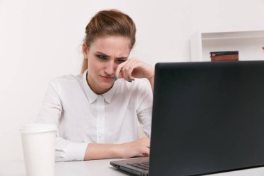 Gözlük tutan ve burun köprüsü masaj yorgun bir işkadını. Kız duygu rahatsızlık işyerinde uzun gözlük üzerinden. Yorgun kadın memur çalışmanın tamamlanması için kendini toplamak