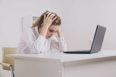 Dizüstü bilgisayarda çalışan genç çekici kadın modern ofis masasında sürekli baş ağrısı hakkında stres, kronik ağrı giderici bir migren vererek gürültülü gürültülü office unut, yatıştırmaya yardımcı olmak için Tapınağı Masaj
