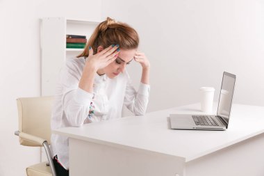 Having baş ağrısı iş kavramı Stressedbusinesswoman, sinir bozucu baş döndürücü Çinli kadın Tapınağı dokunmadan ağrıyan kafa veya Office kronik yorgunluk yorgun