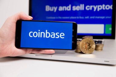 Tula, Rusya - 18 Şubat 2019: Satın Bitcoin ve daha güvenli cüzdan mobil app üstünde belgili tanımlık göstermek