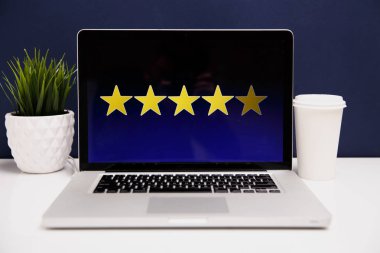 Müşteri deneyimi kavramı online, istemci el tarafından mevcut memnuniyeti için en mükemmel değerlendirme Hizmetleri .