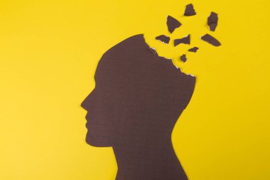 Beyin bozukluğu sembolü insan kafası tarafından sunulan form kağıdı yaptı. Alzheimer hastalığı, demans, hafıza kaybı için yaratıcı fikir ve ruh