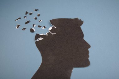 Beyin bozukluğu sembolü insan kafası tarafından sunulan form kağıdı yaptı. Alzheimer hastalığı, demans, hafıza kaybı için yaratıcı fikir ve ruh